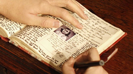 Một năm sau Facebook mới nhắc lại nhật ký của bạn, còn Google hiển thị liên tục